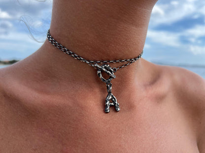 ანბანის გაშავებული ვერცხლის გულსაკიდი